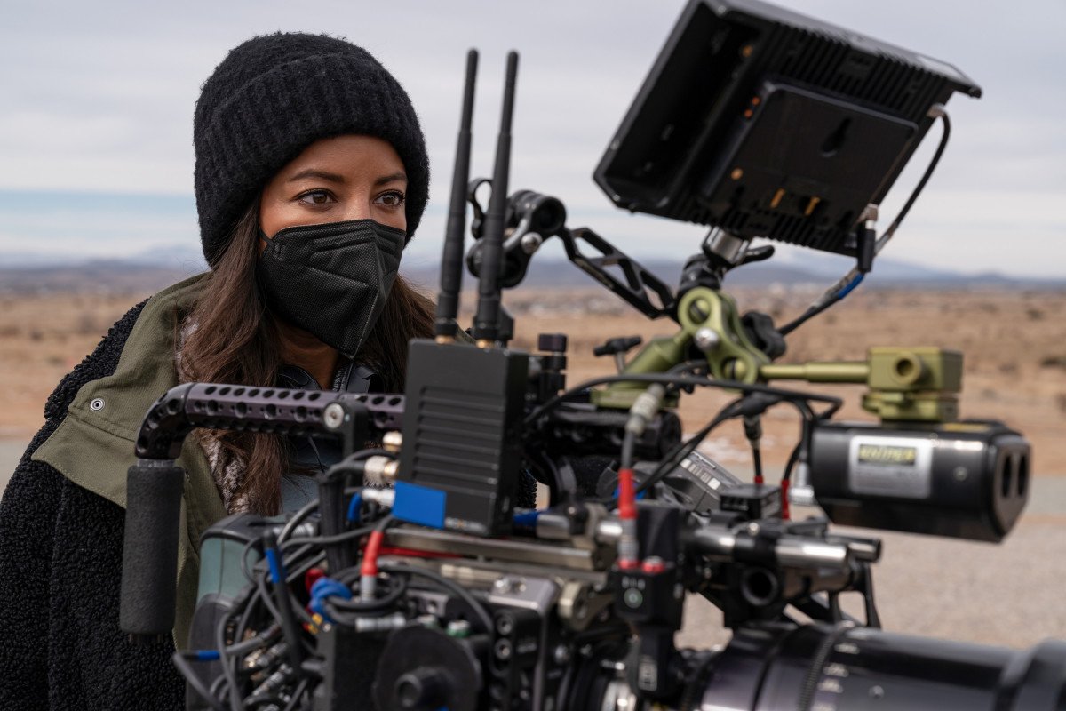 Roswell, New Mexico -- “Goodnight - Pictured (L-R): Behind the Scenes with Director, Heather Hemmens