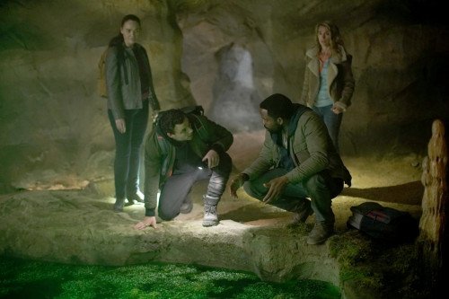 La Brea Season 1 Episode- 3- Photos