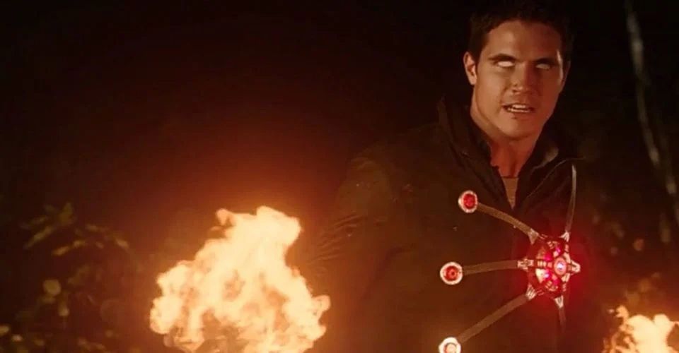 The flash Robbie-Amell-as-Ronnie-Raymond-Firestorm 