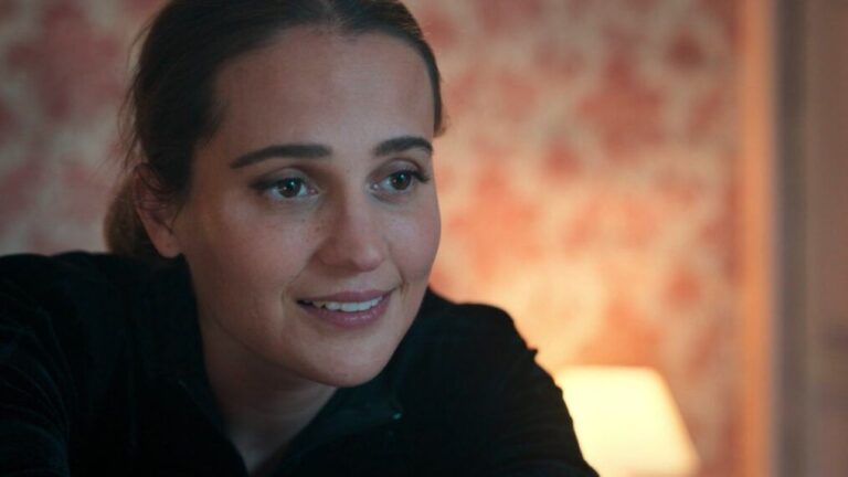 Irma Vep Season 1 Episode 8 [Season Finale] Mira and Regina plan their next moves