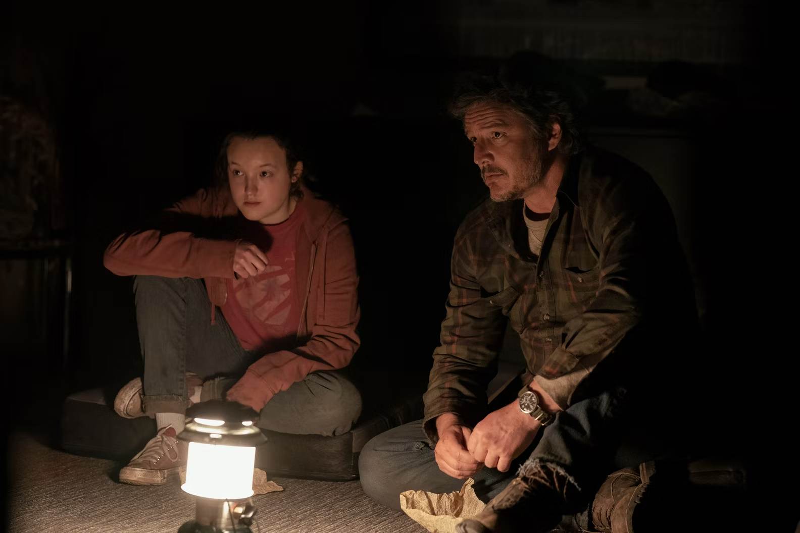 the-last-of-us-episode-5-ellie-joel-bella-ramsey-pedro-pascal-sitting on the floor