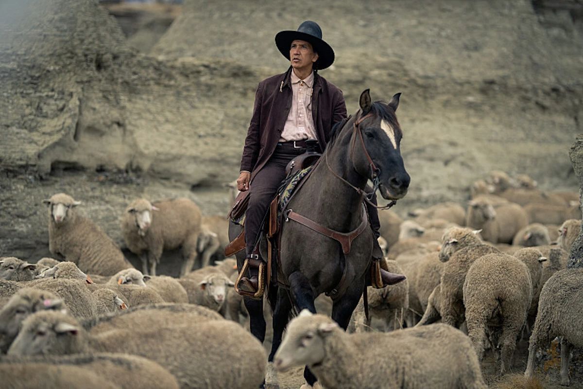 1923-episode-5-  Michael Greyeyes with his horse ED 1923-episode-5- Michael Greyeyes with his horse ED