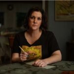 WHAT HAPPENED IN YELLOWJACKETS SEASON 3 FINALE? EXPLAINED “FULL CIRCLE” Melanie Lynskey as Adult Shauna Yellowjacktes Season