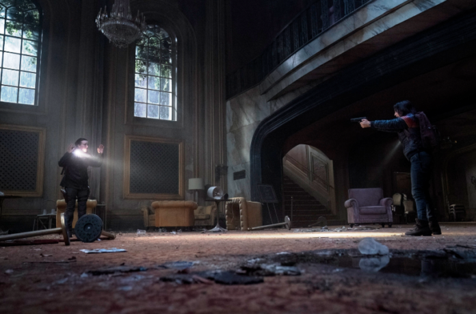 The last of us s2 e4 Isabela Merced as Dina point gun to Bella Ramsey as Ellie