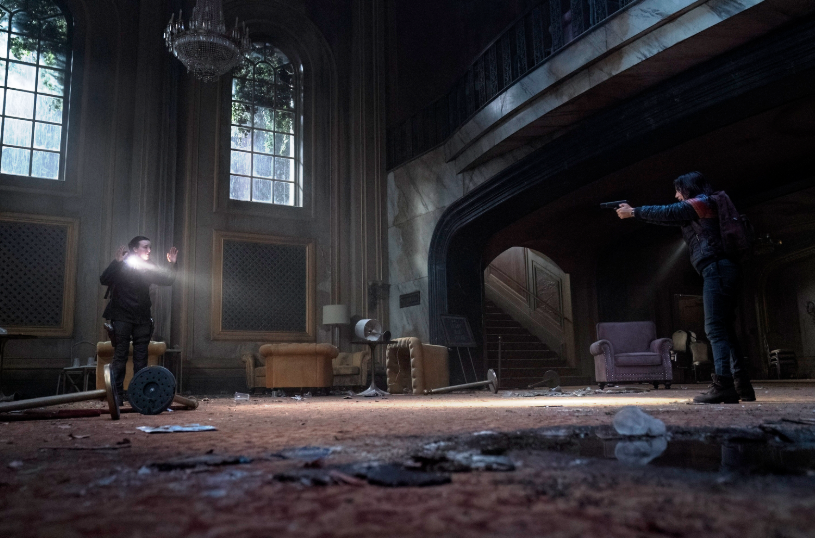 The last of us s2 e4 Isabela Merced as Dina point gun to Bella Ramsey as Ellie