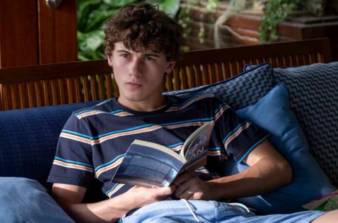 the- white lotus s3e7 Sam Nivola reading book